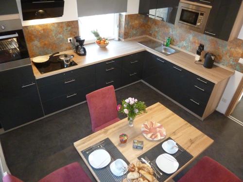 an overhead view of a kitchen with a table at Ferienwohnung Ries in Nördlingen