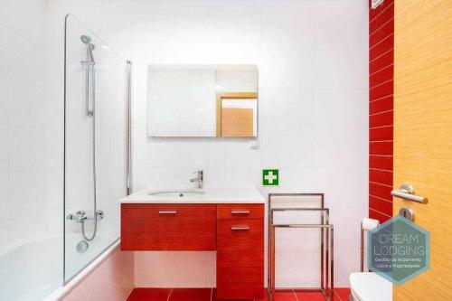 een badkamer met een wastafel, een douche en een spiegel bij Medronheira B2 Dream Lodging in Albufeira