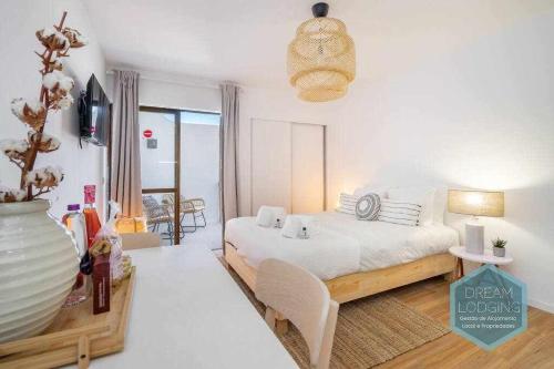 um quarto branco com uma cama e um vaso em Vila Magna 603 Dream Lodging em Albufeira