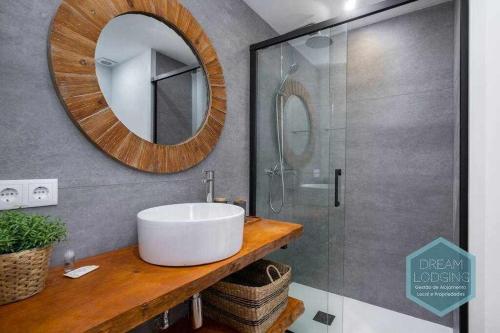 uma casa de banho com um lavatório e um espelho em Vila Magna 603 Dream Lodging em Albufeira