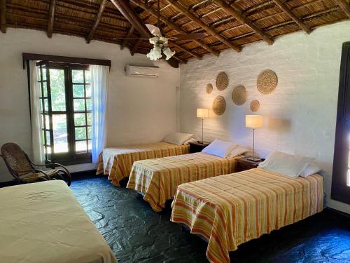 Säng eller sängar i ett rum på Posada Morotí