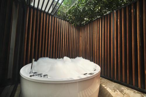 a bath tub with foam in front of a fence at Alko Hotel Casa Nispero in Cali