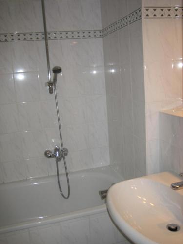 bagno con doccia e lavandino di FeWo ostseele - Julchen a Timmendorfer Strand
