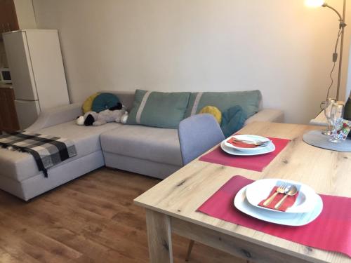 een woonkamer met een bank en een tafel bij Apartment Center - Stara Zagora in Stara Zagora