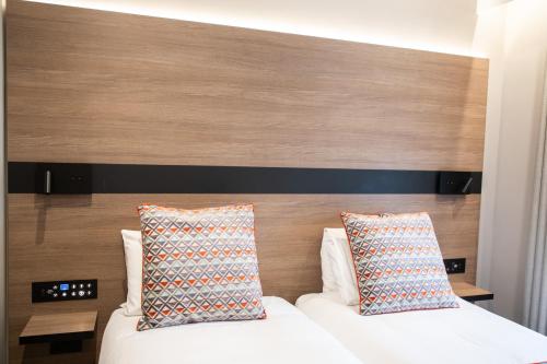 Ένα ή περισσότερα κρεβάτια σε δωμάτιο στο Merit Kensington Hotel