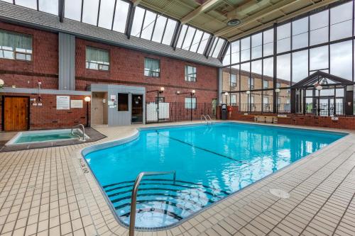 a large swimming pool in a building at Quality Inn & Conference Centre in Midland