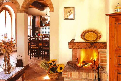 una sala de estar con chimenea en una casa en Agriturismo La Scopa Montaione, en Montaione