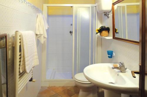 A bathroom at Villa in Montaione with Pool & Wine Tasting