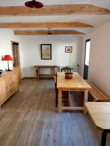 a living room with a wooden table and wooden floors at Casa Arnera in Andon