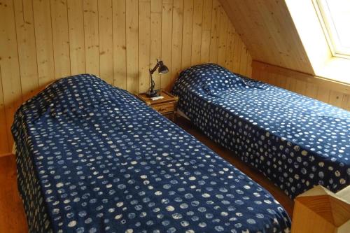 dos camas sentadas una al lado de la otra en una habitación en Cottage, Damgan-Kervoyal, en Damgan