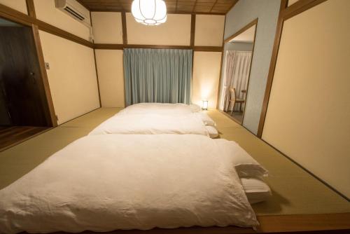 Duas camas num quarto com um espelho em Jikukan Mukae - Vacation STAY 13880v em Izumo