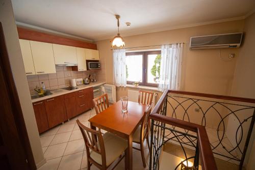 a kitchen and dining room with a table and chairs at Apartamenty Nad Dunajcem in Szczawnica