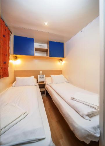 Postel nebo postele na pokoji v ubytování Lipicai Apartmanházak