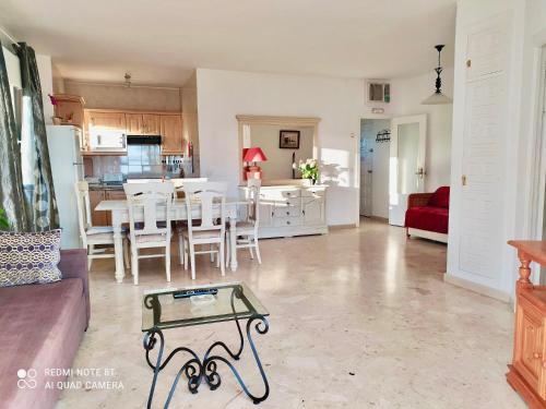 uma sala de estar com uma mesa e uma cozinha em Apartamento Club Algaida Beach em Mijas Costa