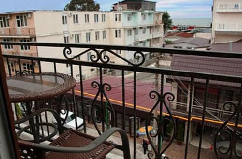 アドレルにあるMini Hotel Morskaya Skazkaの市街の景色を望むバルコニー(テーブル付)