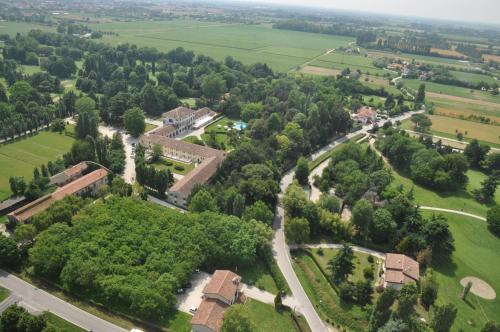 an aerial view of a park with trees and a building at Hotel Villa Condulmer in Mogliano Veneto