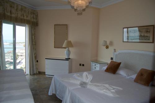 Posteľ alebo postele v izbe v ubytovaní ALMAR, TORREMOLINOS BEACHFRONT 606 by AlohaMalaga