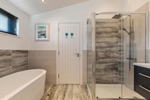 Koupelna v ubytování Hiraeth - Luxury Lodge with Hot Tub, Close to Beach