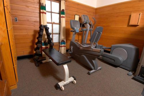 - une salle de sport avec 2 tapis de course et 2 vélos d'exercice dans l'établissement Timberline Lodge, à Government Camp