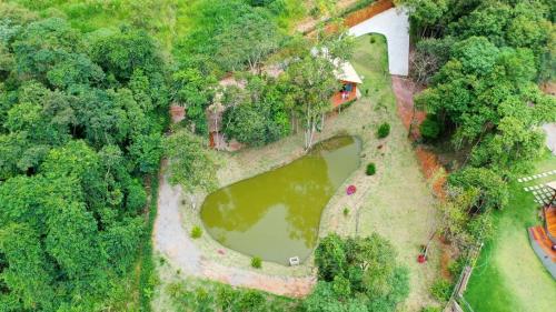 una vista aérea de un estanque en un parque en Recanto Della Mata en Venda Nova do Imigrante