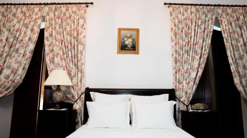 1 dormitorio con 1 cama con cortinas rojas y blancas en Solar Quinta da Portela - Douro en Santa Marta de Penaguião