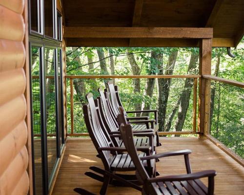 Ein Balkon oder eine Terrasse in der Unterkunft Treehouse #3 by Amish Country Lodging
