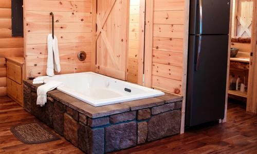 Ένα μπάνιο στο Treehouse #5 by Amish Country Lodging