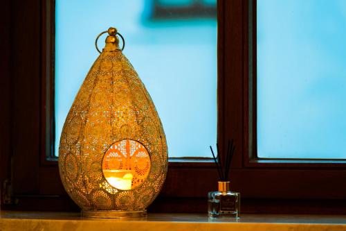 a lamp sitting on a table in front of a window at Kerkermeister Pension in Auerbach