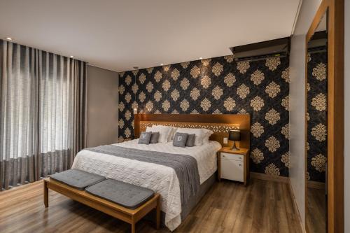 a bedroom with a large bed and a window at Hotel Valle Dincanto in Gramado