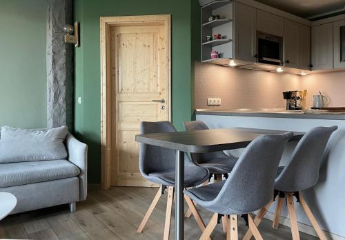 勞沙的住宿－Fewo Kuller，一间带桌椅的用餐室和一间厨房