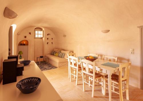 a kitchen and living room with a table and chairs at Castelli Porta in Emporio Santorini