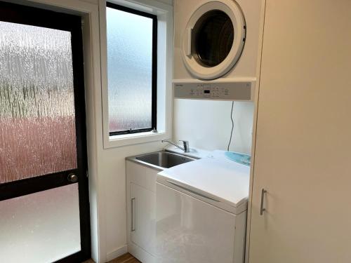 Una pequeña cocina con fregadero y ventana. en 42 Scarborough Tce, en Hanmer Springs