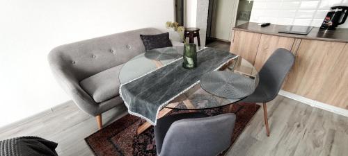 sala de estar con mesa de cristal y sofá en Квартира в центре, en Odessa