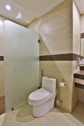 a bathroom with a white toilet in a room at فندق بفن Puffin Hotel in Al Nairyah