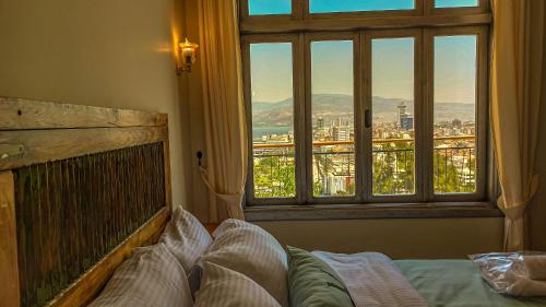 KonakにあるVariante Hotelの街の景色が見える窓のある寝室