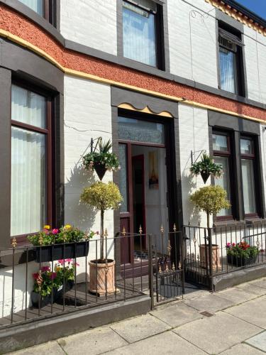 um edifício com vasos de plantas à sua frente em SureScape House em Liverpool