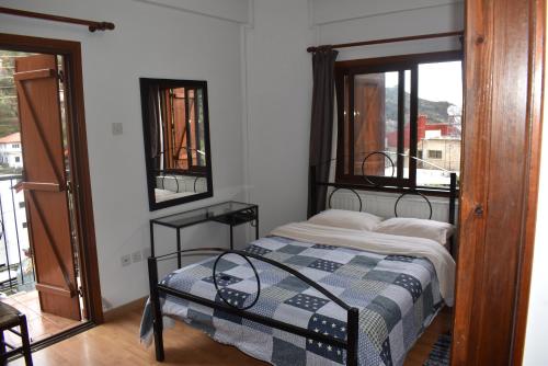 - une chambre avec un lit et une fenêtre dans l'établissement Moutoullas Apartment, à Nicosie