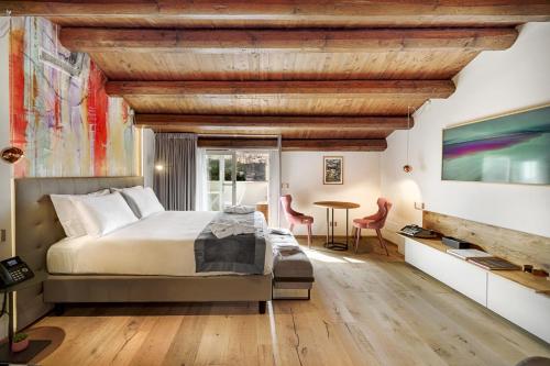 Suite con bañera de hidromasaje y balcón panorámico