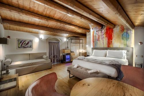 Suite con bañera de hidromasaje y balcón panorámico