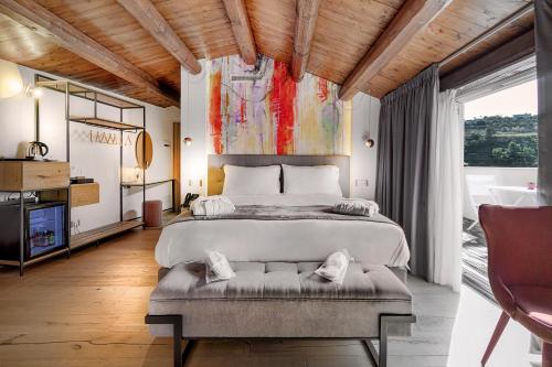 Suite con bañera de hidromasaje y balcón panorámico