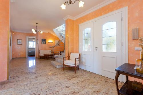 een woonkamer met oranje muren en een witte deur bij V009 - CASA MUNDO - Peralada in Peralada