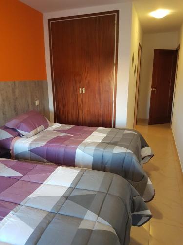 duas camas sentadas uma ao lado da outra num quarto em Hostal Galicia em Figueres