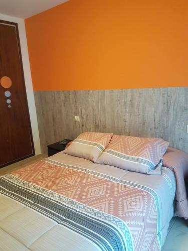 uma cama com duas almofadas num quarto em Hostal Galicia em Figueres