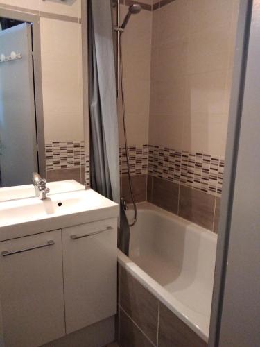 une salle de bain avec une baignoire, un lavabo et une douche dans l'établissement Appartement au pied des pistes, à Les Deux Alpes