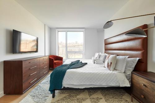 מיטה או מיטות בחדר ב-Harmony Lofts on Jackson 2