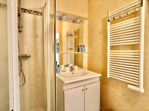 a bathroom with a sink and a shower at Normandy Confort - WIFI & CALM - Bayeux Centre in Bayeux