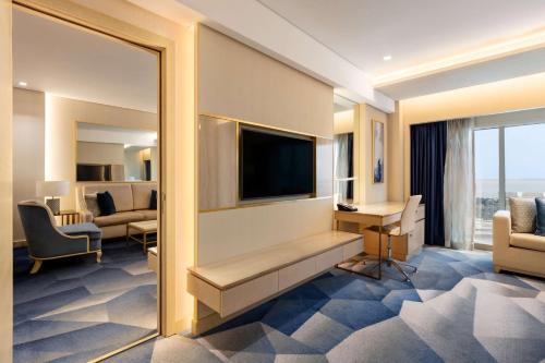 TV tai viihdekeskus majoituspaikassa The Diplomat Radisson Blu Hotel Residence & Spa