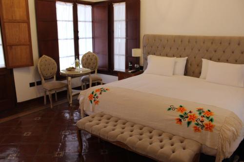 Tempat tidur dalam kamar di Iraola Hotel Boutique