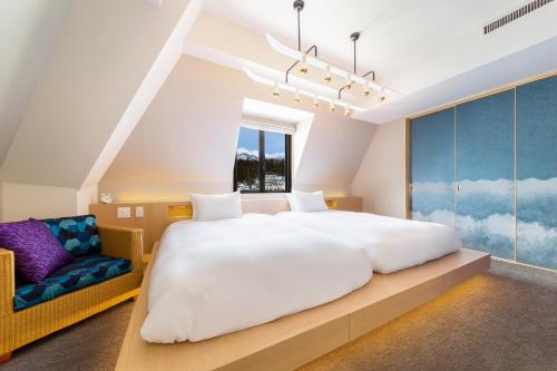 Un pat sau paturi într-o cameră la THE HAPPO by Hakuba Hotel Group