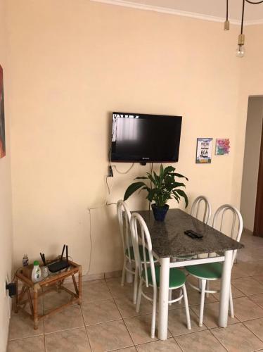 Uma televisão e/ou sistema de entretenimento em Quarto confortável